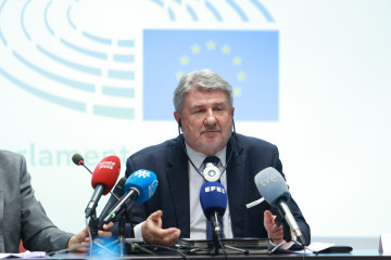 Archivo - El presidente de la delegación de la Comisión de Peticiones del Parlamento Europeo, Bogdan Rzonca, atiende a los medios de comunicación. A 28 de mayo de 2025, en Sevilla (Andalucía, Espa
