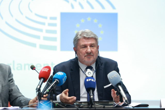 Archivo - El presidente de la delegación de la Comisión de Peticiones del Parlamento Europeo, Bogdan Rzonca, atiende a los medios de comunicación. A 28 de mayo de 2025, en Sevilla (Andalucía, España).