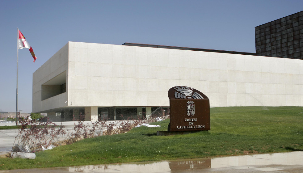Archivo - Vista exterior de la sede de las Cortes de Castilla y León