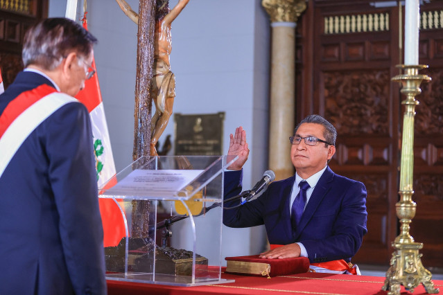 El presidente peruano José María Balcázar Zelada juramenta a Waldir Eloy Ayasta Mechán como ministro de Energía y Minas.