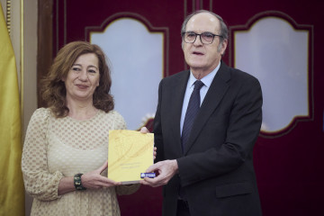 El defensor del pueblo, Ángel Gabilondo, entrega el Informe anual 2025 de la institución a la presidenta del Congreso Francina Armengol, en el Congreso, a 24 de marzo de 2026, en Madrid (España). E