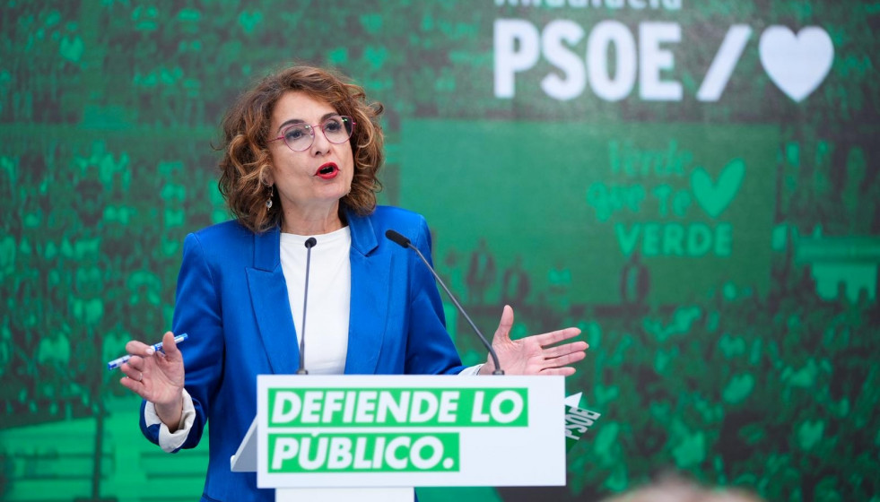 La candidata del PSOE a las elecciones andaluzas, María Jesús Montero, en una rueda de prensa en la sede del partido en Sevilla.