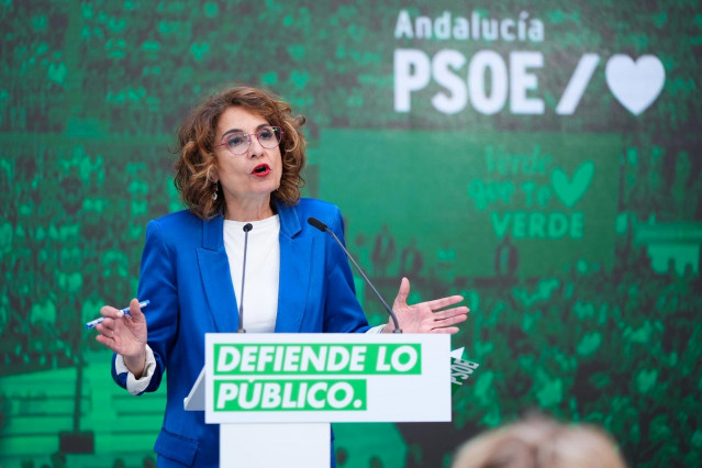 La candidata del PSOE a las elecciones andaluzas, María Jesús Montero, en una rueda de prensa en la sede del partido en Sevilla.