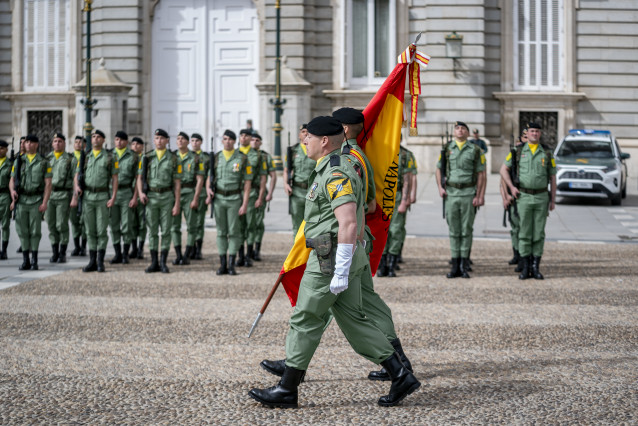 Archivo - Varios militares desfilan durante la Jura de Bandera del personal civil, en la plaza de Oriente, a 18 de marzo de 2023, en Madrid (España). La jura de Bandera para la población civil es un acto militar solemne, democrático y público cuyo objetiv
