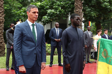 Archivo - El presidente del Gobierno, Pedro Sánchez (i) y el presidente de la República del Senegal, Bassirou Diomaye Faye (d), a su llegada a un encuentro en el Palacio Presidencial, en su visita a