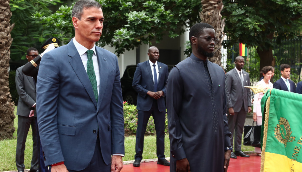 Archivo - El presidente del Gobierno, Pedro Sánchez (i) y el presidente de la República del Senegal, Bassirou Diomaye Faye (d), a su llegada a un encuentro en el Palacio Presidencial, en su visita a
