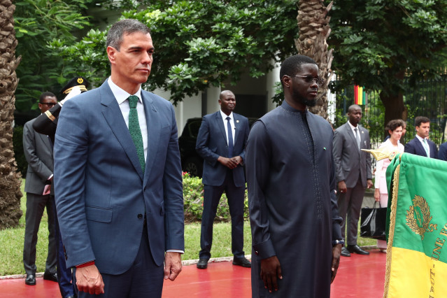Archivo - El presidente del Gobierno, Pedro Sánchez (i) y el presidente de la República del Senegal, Bassirou Diomaye Faye (d), a su llegada a un encuentro en el Palacio Presidencial, en su visita a Dakar, a 29 de agosto de 2024