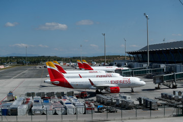 Archivo - Varios aviones de Iberia en la terminal 4 del Aeropuerto de Madrid-Barajas Adolfo Suárez, en Madrid.