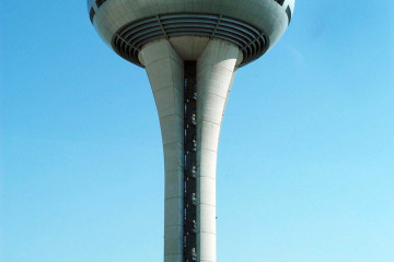 Archivo - Torre de control del aeropuerto de Madrid-Barajas
