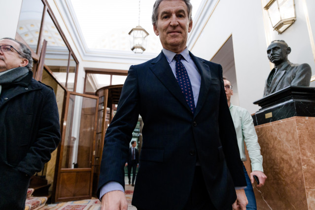 El presidente del PP, Alberto Núñez Feijóo, a su llegada a una sesión plenaria en el Congreso de los Diputados, a 24 de febrero de 2026, en Madrid (España).