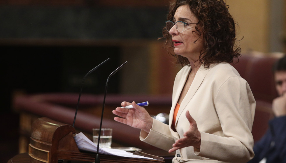 Archivo - La portavoz del Gobierno y ministra de Hacienda, María Jesús Montero, interviene en el pleno celebrado en el Congreso de los Diputados