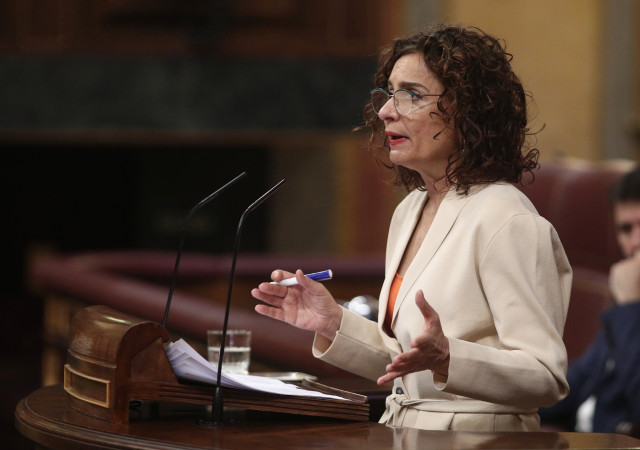 Archivo - La portavoz del Gobierno y ministra de Hacienda, María Jesús Montero, interviene en el pleno celebrado en el Congreso de los Diputados