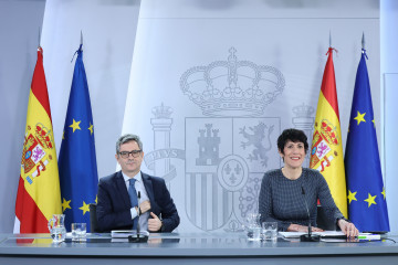 Archivo - El ministro de la Presidencia, Justicia y Relaciones con las Cortes, Félix Bolaños, y la ministra de Seguridad Social, Inclusión y Migraciones, y Portavoz del Gobierno, Elma Saiz, durante