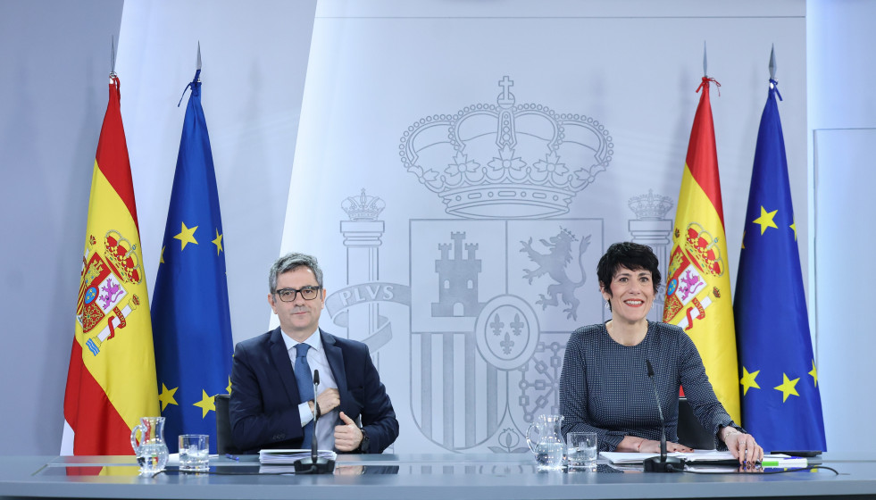 Archivo - El ministro de la Presidencia, Justicia y Relaciones con las Cortes, Félix Bolaños, y la ministra de Seguridad Social, Inclusión y Migraciones, y Portavoz del Gobierno, Elma Saiz, durante