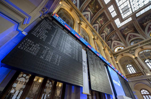 Archivo - Varios paneles del Ibex 35 en el Palacio de la Bolsa, a 4 de marzo de 2022, en Madrid (España).