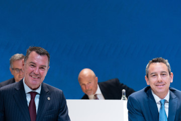 Archivo - El CEO de Grifols, Nacho Abia (i), y el consejero Victor Grifols Deu (d), durante la junta general de accionistas de Grifols, a 5 de junio de 2025, en Sant Cugat, Barcelona, Catalunya (Espa�