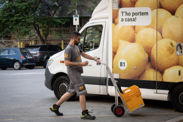 Archivo - Un repartidor con una carretilla