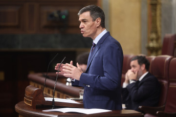 El presidente del Gobierno, Pedro Sánchez, interviene durante una sesión de control al Gobierno, en el Congreso, a 25 de marzo de 2026, en Madrid (España). Sánchez y Feijóo se miden este miércol