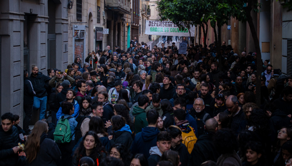 Decenas de personas se concentran para tratar de impedir el desalojo del bloque Sant Agustí, a 25 de marzo de 2026, en Barcelona, Catalunya (España)