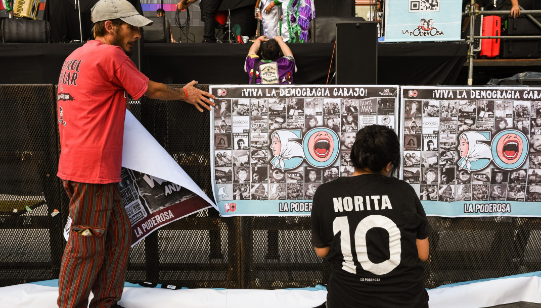 Varias personas durante la vigilia por el 50 aniversario del golpe de Estado en Argentina, a 23 de marzo de 2026, en Buenos Aires (Argentina).