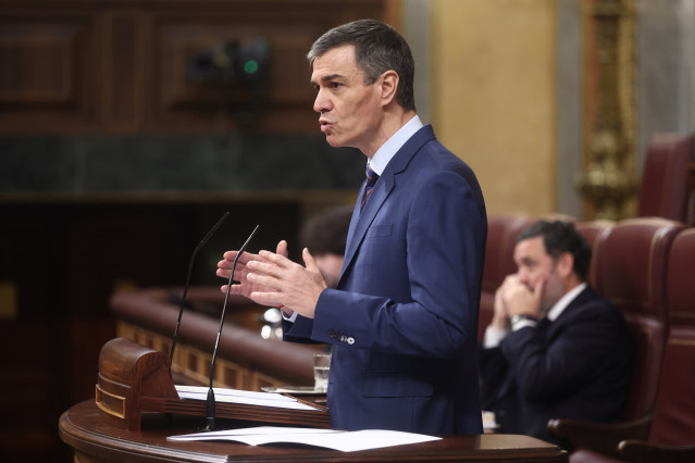 El presidente del Gobierno, Pedro Sánchez, interviene durante una sesión de control al Gobierno, en el Congreso, a 25 de marzo de 2026, en Madrid (España). Sánchez y Feijóo se miden este miércoles en el Pleno del Congreso en plena escalada por la guerra d