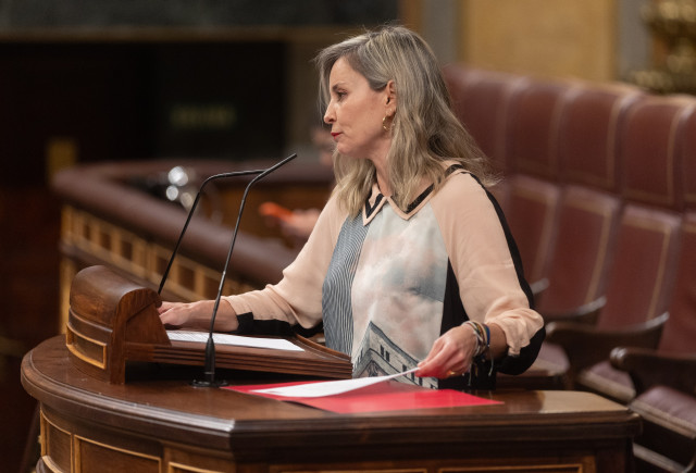 La portavoz de Sumar en el Congreso, Verónica Martínez Barbero, interviene durante una sesión plenaria en el Congreso de los Diputados, a 24 de febrero de 2026, en Madrid (España).