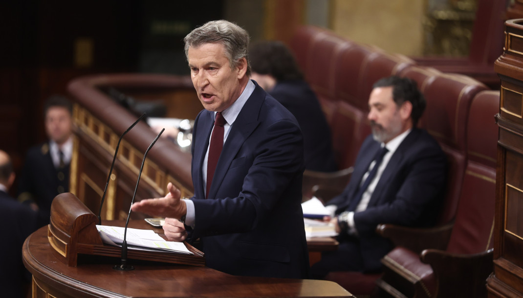 El presidente del Partido Popular, Alberto Núñez Feijóo, interviene durante una sesión de control al Gobierno, en el Congreso, a 25 de marzo de 2026, en Madrid (España).