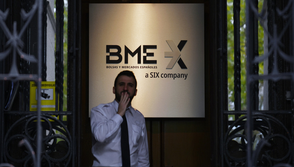 Archivo - Un empleado en el Palacio de la Bolsa, en Madrid (España)