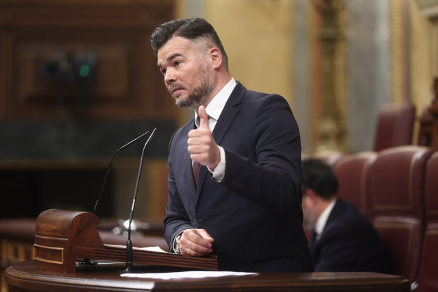 El portavoz de ERC en el Congreso, Gabriel Rufián, interviene durante una sesión de control al Gobierno, en el Congreso, a 25 de marzo de 2026, en Madrid (España). Sánchez y Feijóo se miden este miércoles en el Pleno del Congreso en plena escalada por la