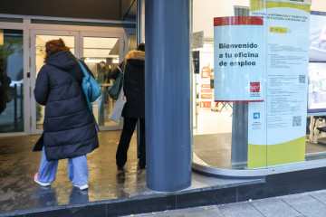Archivo - Varias personas entrando en una oficina pública de empleo