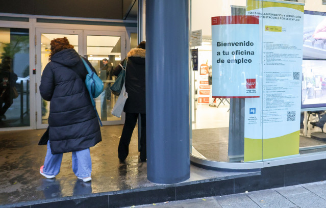Archivo - Varias personas entrando en una oficina pública de empleo