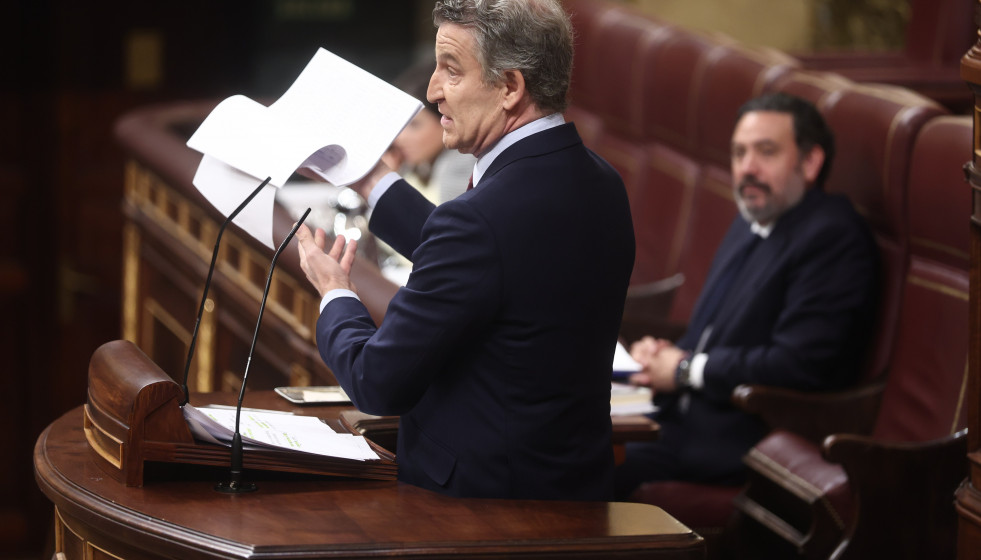 El presidente del Partido Popular, Alberto Núñez Feijóo, interviene durante una sesión de control al Gobierno, en el Congreso, a 25 de marzo de 2026, en Madrid (España). Sánchez y Feijóo se mid