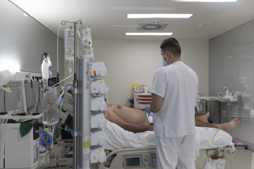 Archivo - Un sanitario con un paciente