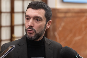 Archivo - El minsitro de Consumo y Agenda 2030, Pablo Bustinduy, durante una sesión plenaria extraordinaria en el Congreso de los Diputados, a 27 de enero de 2026, en Madrid (España)