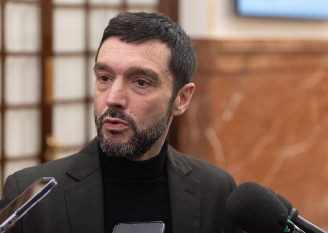 Archivo - El minsitro de Consumo y Agenda 2030, Pablo Bustinduy, durante una sesión plenaria extraordinaria en el Congreso de los Diputados, a 27 de enero de 2026, en Madrid (España)