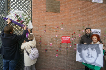 Archivo - Imagen de la ofrenda floral en homenaje a Manuel José García Caparrós por el 48 aniversario de su asesinato.