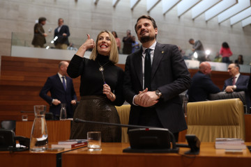 Archivo - La presidenta en funciones de Extremadura, María Guardiola (i) junto al secretario general del PP en Extremadura, Abel Bautista (d), durante la sesión constitutiva de la XII Legislatura de