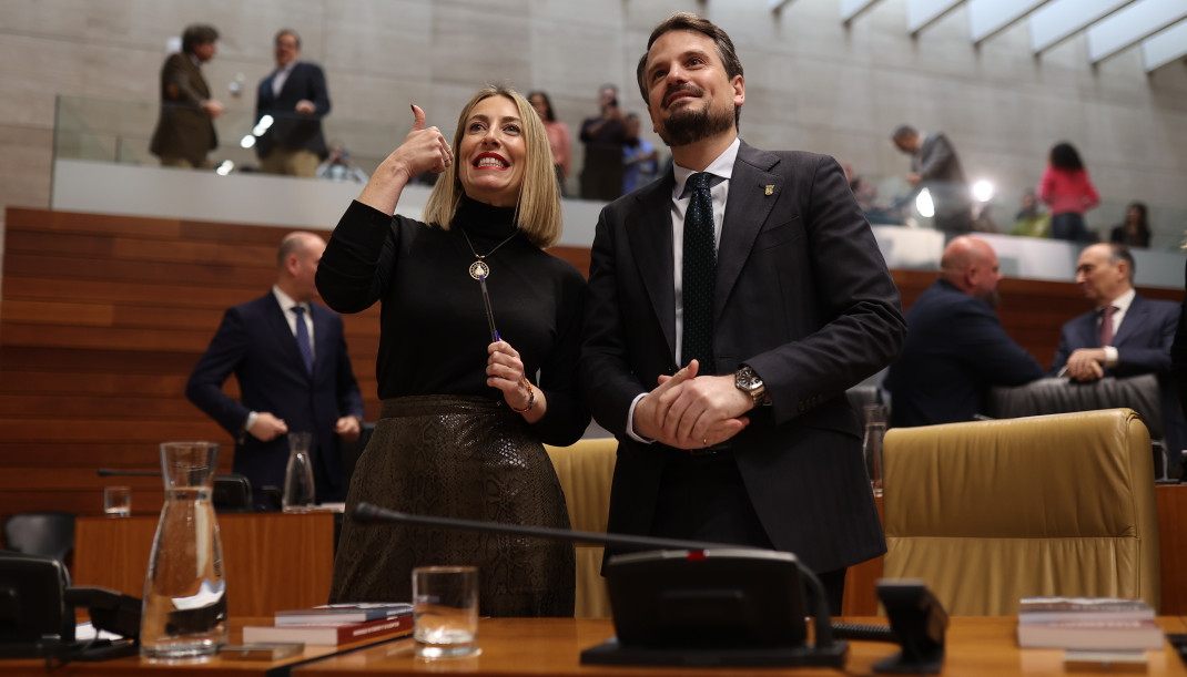 Archivo - La presidenta en funciones de Extremadura, María Guardiola (i) junto al secretario general del PP en Extremadura, Abel Bautista (d), durante la sesión constitutiva de la XII Legislatura de