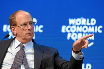 Archivo - Laurence Fink, Chairman and Chief Executive Officer, BlackRock, USA points into the audience during the session 'The Global Economic Outlook' at the Annual Meeting 2015 of the World Economic