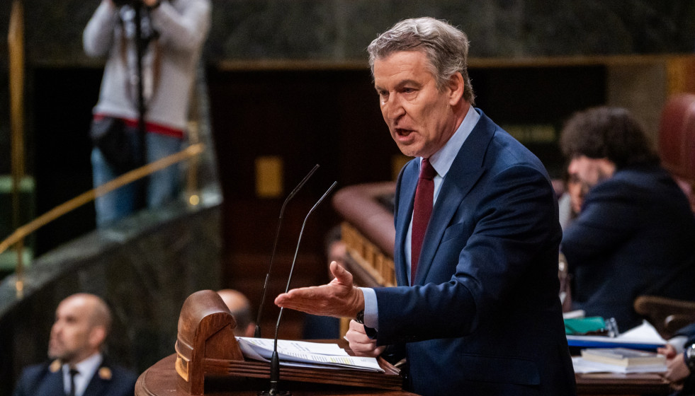El presidente del Partido Popular, Alberto Núñez Feijóo, interviene durante una sesión de control al Gobierno, en el Congreso, a 25 de marzo de 2026, en Madrid (España).