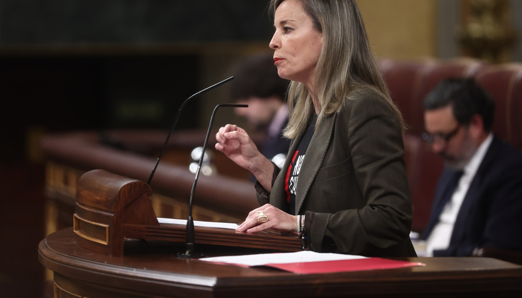 La portavoz de Sumar en el Congreso, Verónica Martínez, interviene durante una sesión de control al Gobierno, en el Congreso, a 25 de marzo de 2026, en Madrid (España). Sánchez y Feijóo se miden