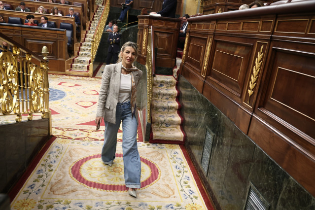 La vicepresidenta primera y ministra de Trabajo y Economía Social, Yolanda Díaz, a su salida de una sesión de control al Gobierno, en el Congreso, a 25 de marzo de 2026, en Madrid (España). Sánchez y Feijóo se miden este miércoles en el Pleno del Congreso