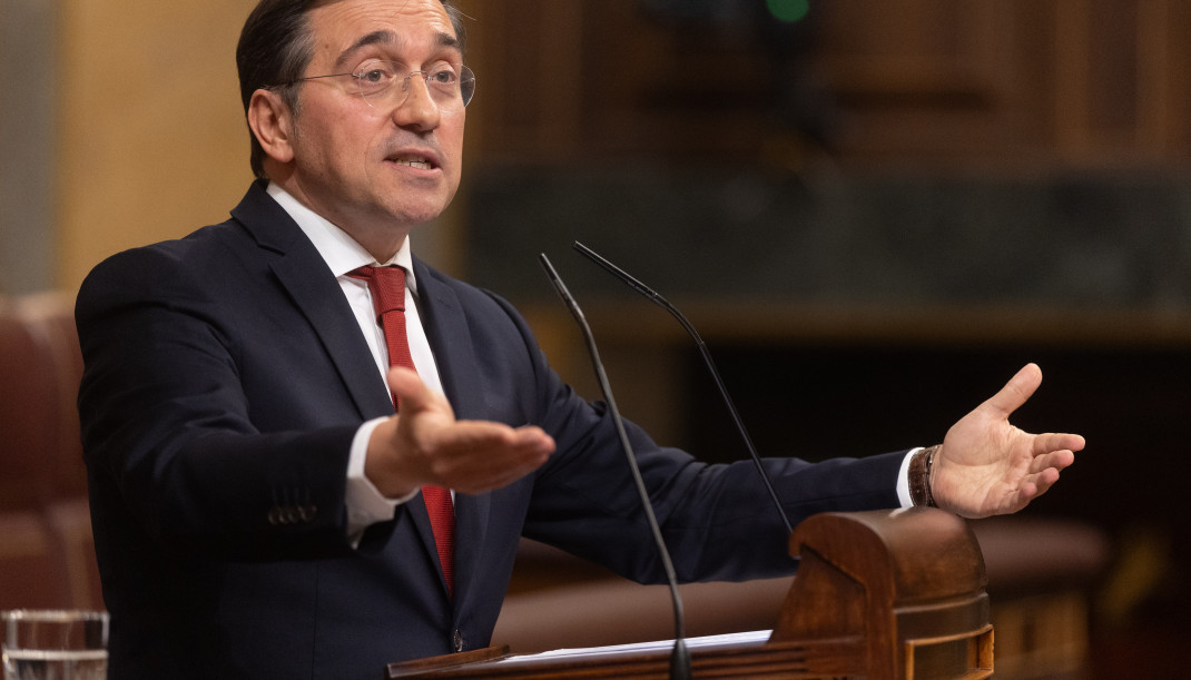 Archivo - El ministro de Asuntos Exteriores, Cooperación y Unión Europea, José Manuel Albares, interviene durante una sesión plenaria extraordinaria, en el Congreso de los Diputados, a 15 de enero
