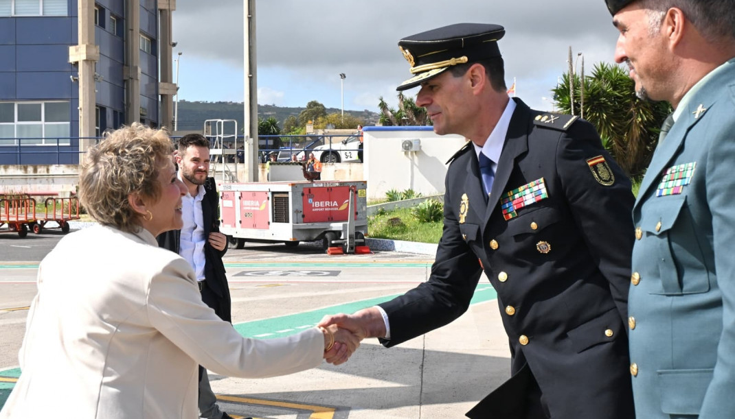 La secretaria de Estado de Seguridad, Aina Calvo, a su llegada a Melilla saludando a los jefes de la Policía Nacional y Guardia Civil en la ciudad