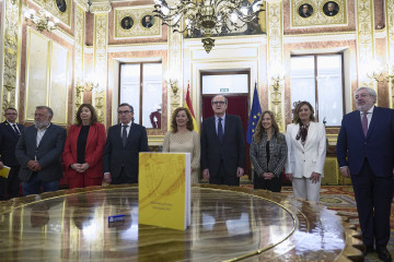 El defensor del pueblo, Ángel Gabilondo (4d), entrega el Informe anual 2025 de la institución a la presidenta del Congreso Francina Armengol (4i), en el Congreso, a 24 de marzo de 2026, en Madrid (E