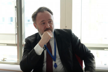 Archivo - El Comisario Europeo de Energía y Vivienda, Dan Jorgensen, durante una entrevista con la European Newsroom (ENR) en Bruselas (Bélgica), el martes 18 de marzo de 2025.