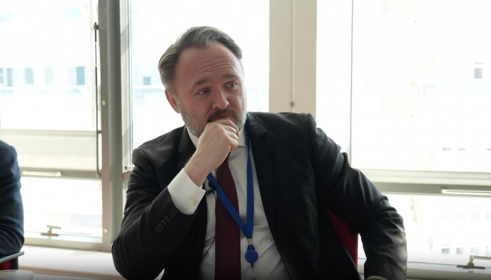 Archivo - El Comisario Europeo de Energía y Vivienda, Dan Jorgensen, durante una entrevista con la European Newsroom (ENR) en Bruselas (Bélgica), el martes 18 de marzo de 2025.