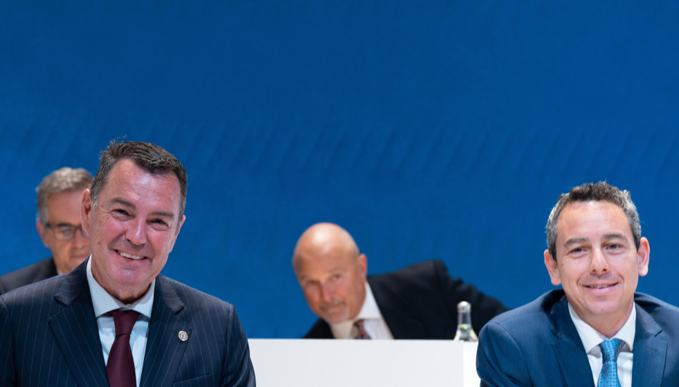 Archivo - El CEO de Grifols, Nacho Abia (i), y el consejero Victor Grifols Deu (d), durante la junta general de accionistas de Grifols, a 5 de junio de 2025, en Sant Cugat, Barcelona, Catalunya (Espa�