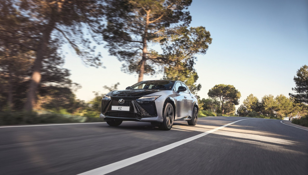 Lexus introduce un sistema de conducción manual interactiva en su nuevo SUV eléctrico RZ 550e F Sport