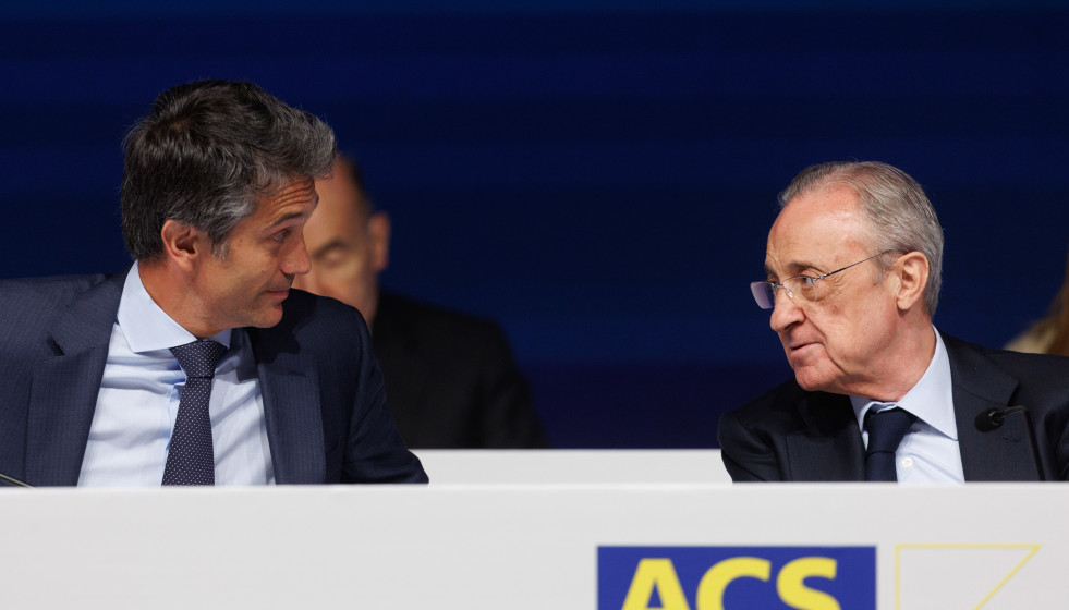 Archivo - El presidente del grupo ACS,  Florentino Pérez (d), conversa con el consejero delegado, Juan Santamaría (i), durante la Junta General de Accionistas del Grupo ACS,  a 5 de mayo de 2023, en